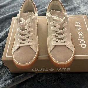 Leather Tennis shoes Brand new. Size 7 runs small would fit better for size 6.5